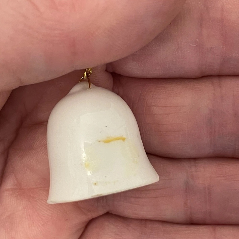 VINTAGE PEANUTS SNOOPY & CHARLIE BROWN TINY CERAMIC BELL CHRISTMAS ORNAMENT - Picture 5 of 5